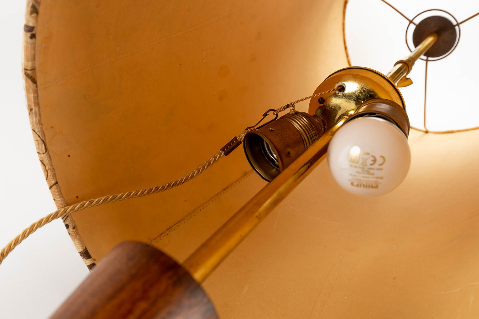 Een mid-century Scandinavische tafellamp, gedraaid hout met originele lampenkap. (H:101 x D:28,5 cm)