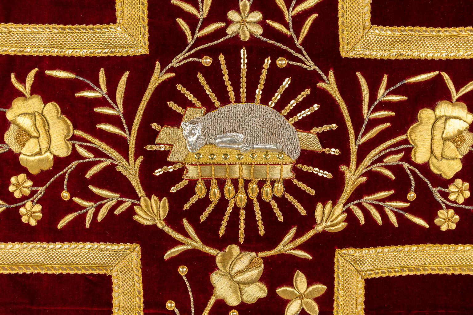 Twee Romeinse kazuifels met stola, rode stof met dik goudbrokaat.