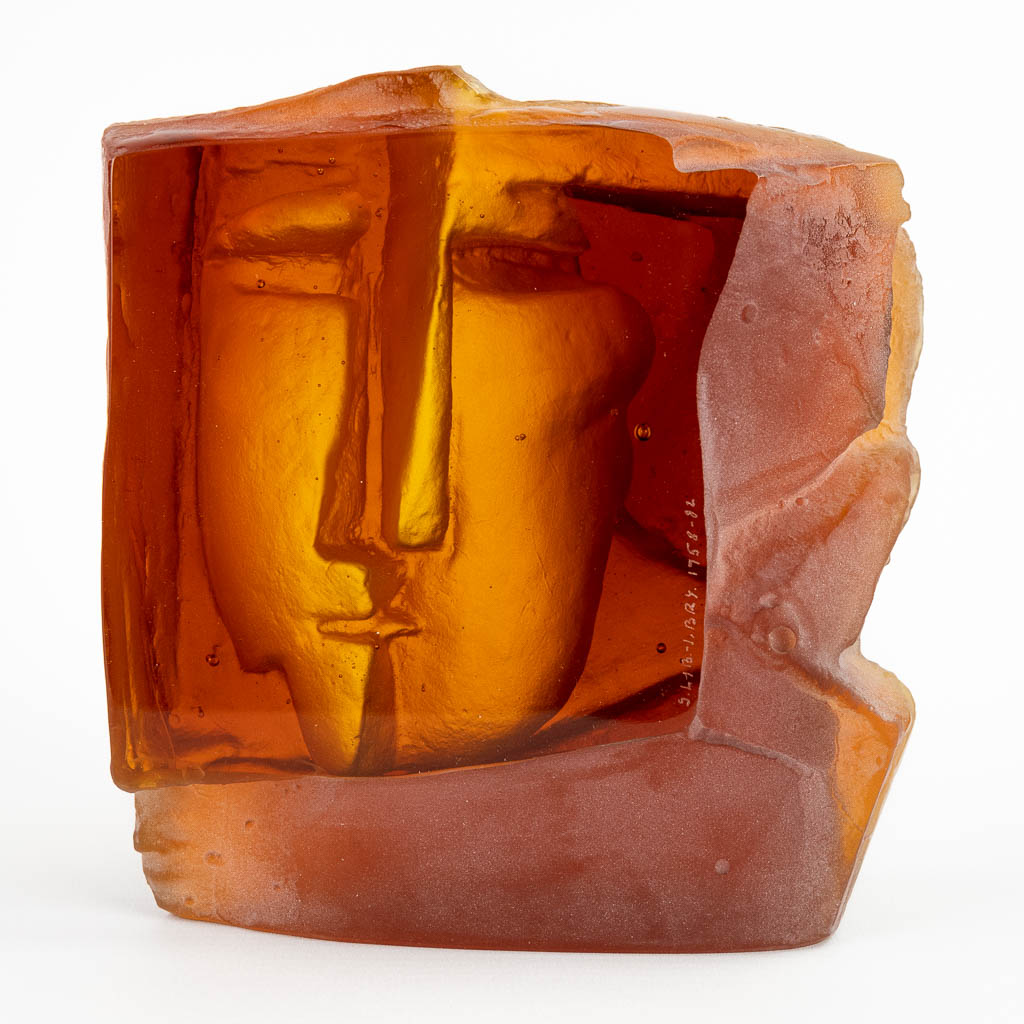Stanislav LIBENSKY & Jaroslava BRYCHTOVA (act.1954-2002) 'The Kiss' an art glass sculpture. (W:15 x H:16 cm)