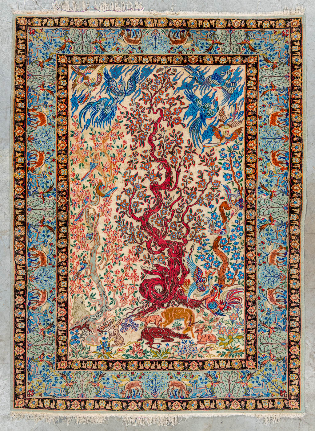 Een figuratief handgeknoopt tapijt, 'Tree of life' Isphahan en gemaakt in Iran. (148 x 111 cm)