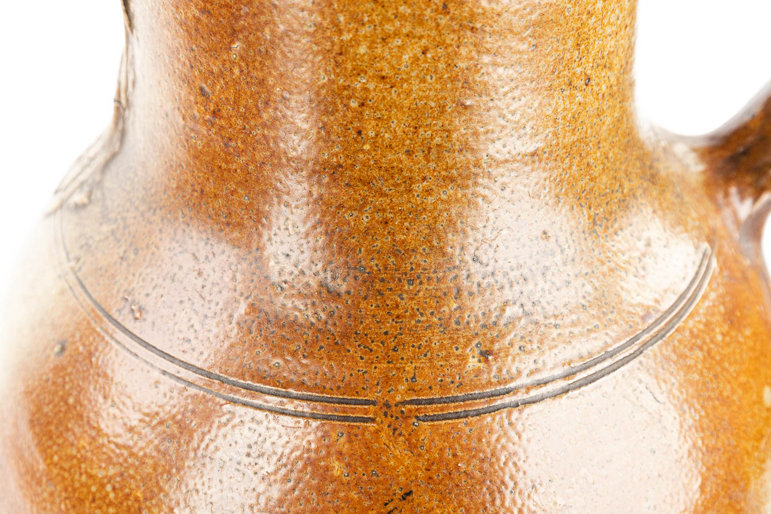 Een grote baardmankruik met een deksel gemaakt uit tin (H:49,5cm)