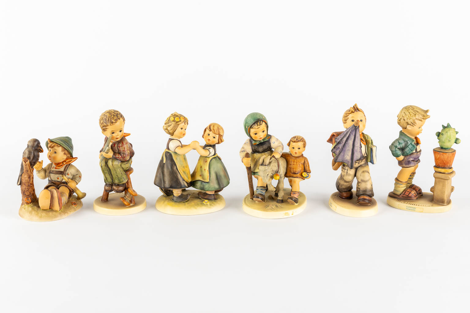 Hummel, 12 figurines, polychrome porcelain. (H:15,5 cm)