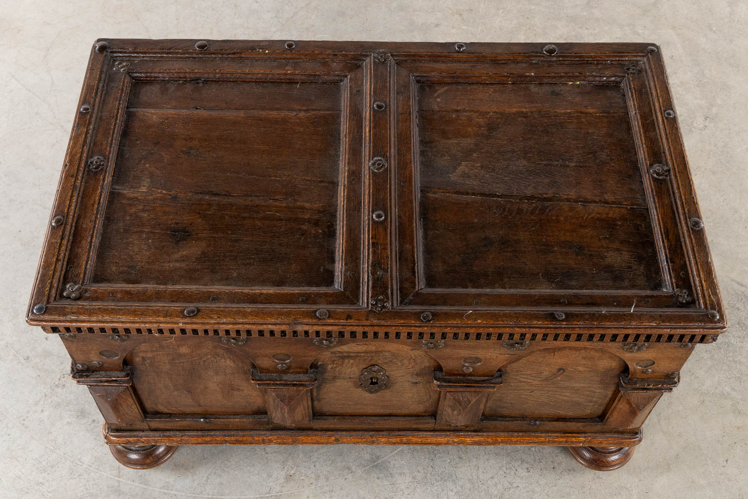An antique chest mounted with wrought-iron, The Netherlands, 17th C. (L:57 x W:97 x H:56 cm)