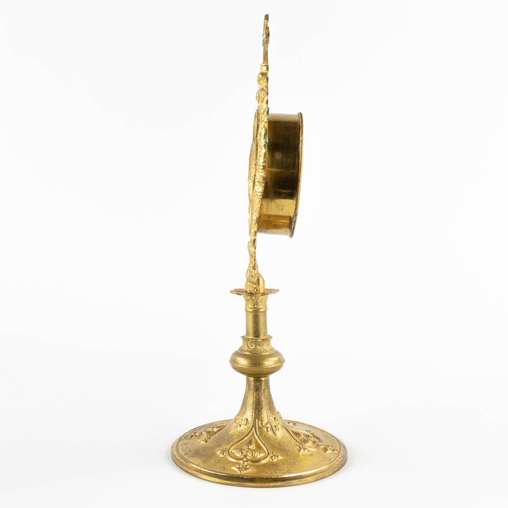 A reliquary monstrance with a sealed theca 