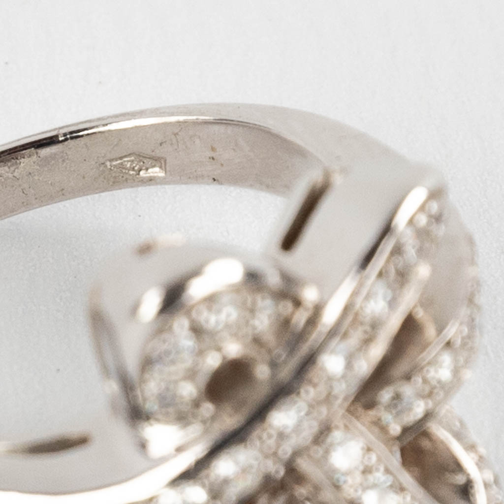Een ring, 18kt wit goud met briljanten, totaal ongeveer 0,63 ct. Ringmaat 55.