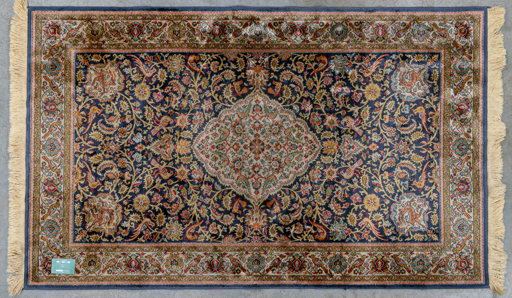 Een tapijt gemaakt uit zijde, machinaal gemaakt. (171 x 104 cm)