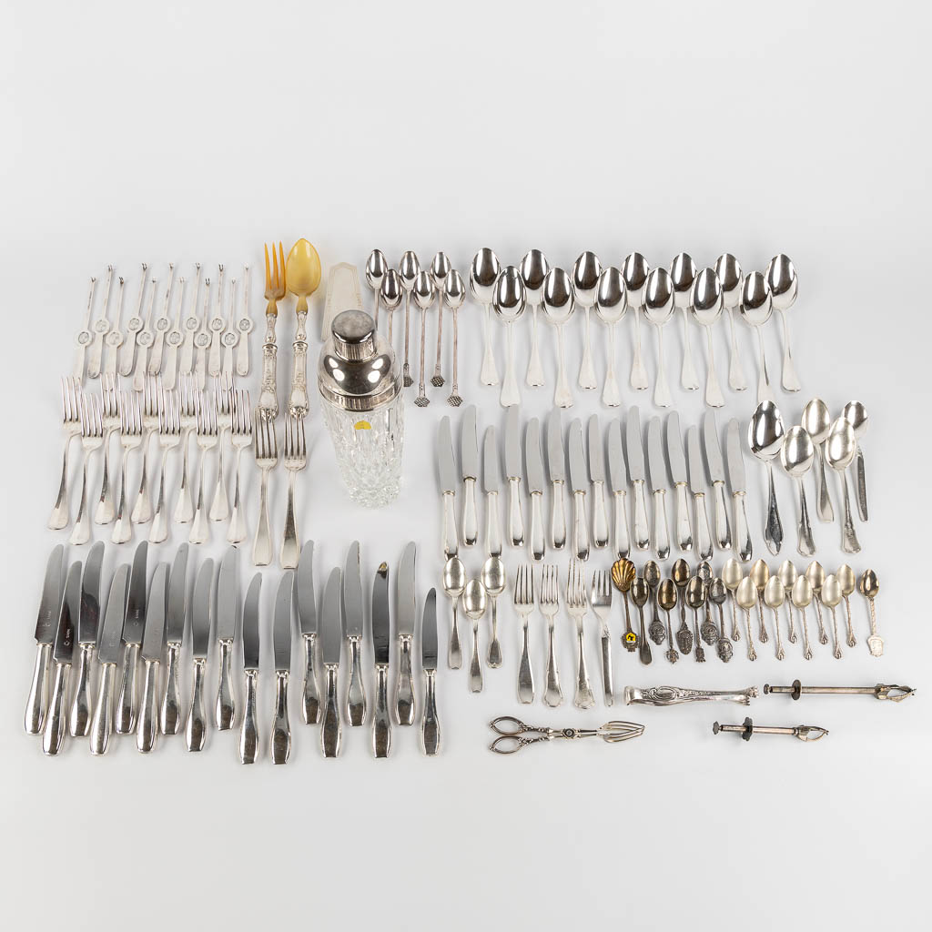 Lot 016 A collection of silver-plated metal and cutlery, added a cocktail shaker. 90 pieces. (H:23 cm)