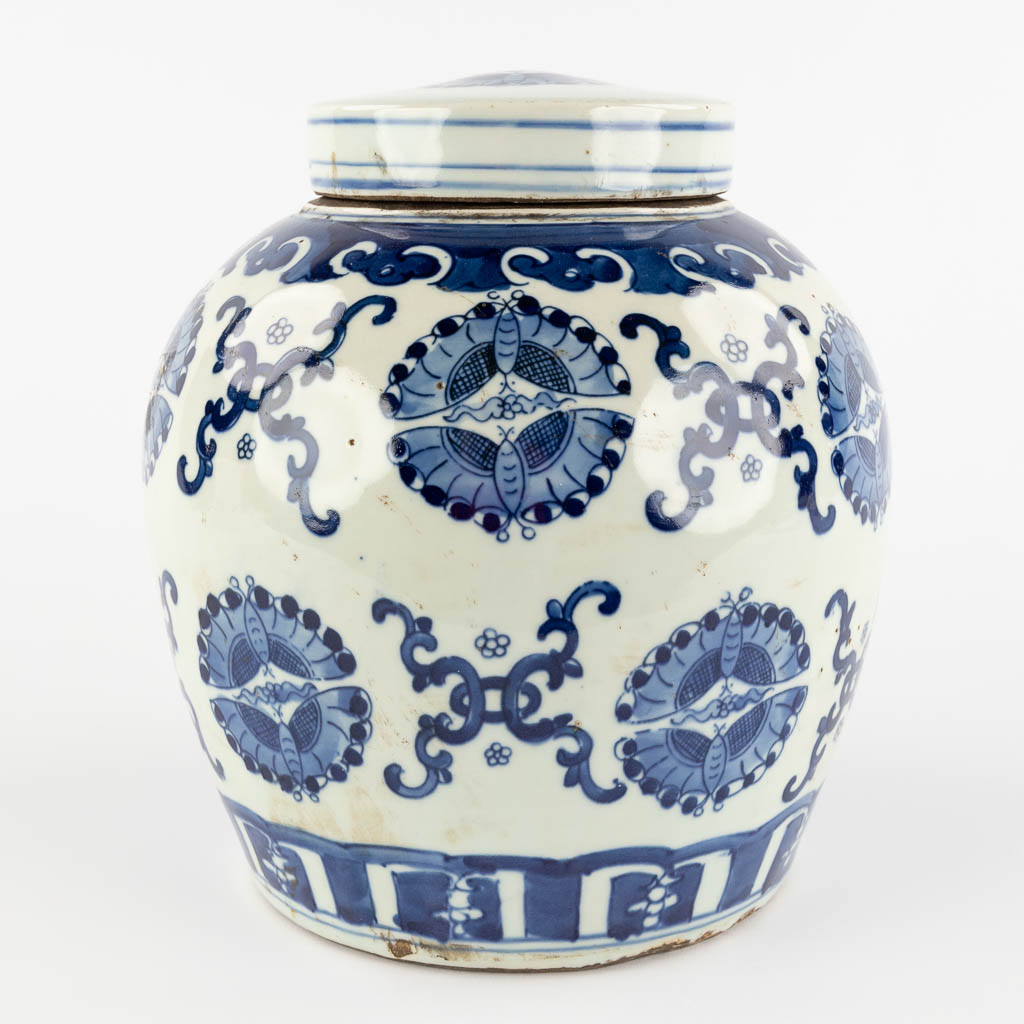 A Chinese ginger jar, decorated with butterflies, export porcelain for the Middle Eastern market. 19th C. (H:26 x D:23 cm)