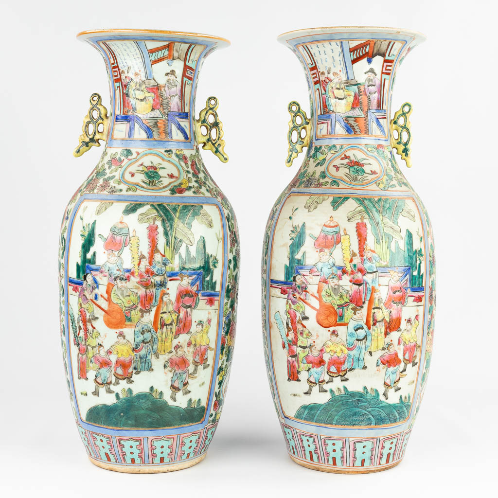 Tussendoortje Kruipen nakomelingen Een paar Chinese vazen versierd met krijgers. 20ste eeuw. (H:56,5 x D:22  cm) | Flanders Auctions