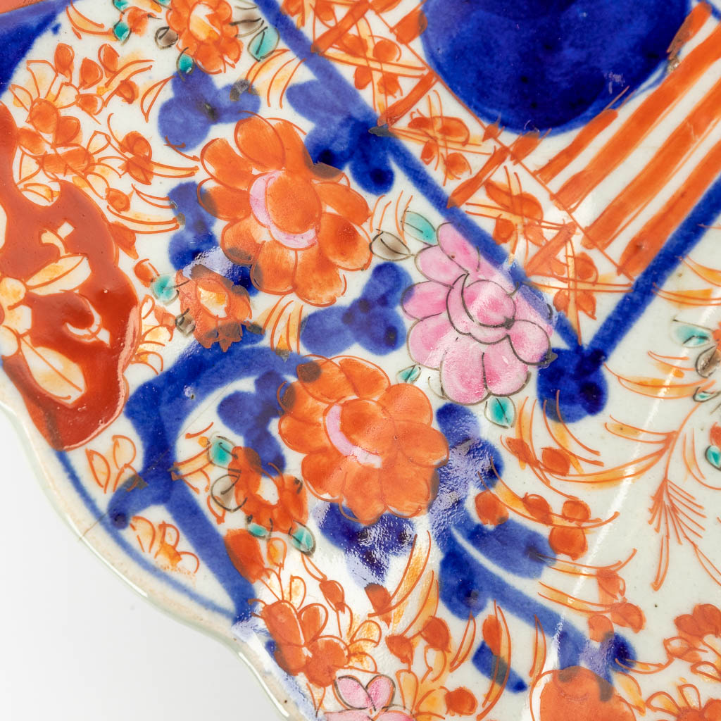 A large Japanese plate made of Imari porcelain. (D: 48 cm)