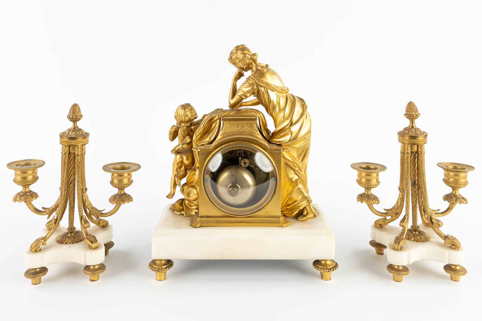 Een driedelige schouwgarnituur bestaande uit een klok met twee kandelaars. 19de eeuw. (D:11,5 x W:22,5 x H:28 cm)