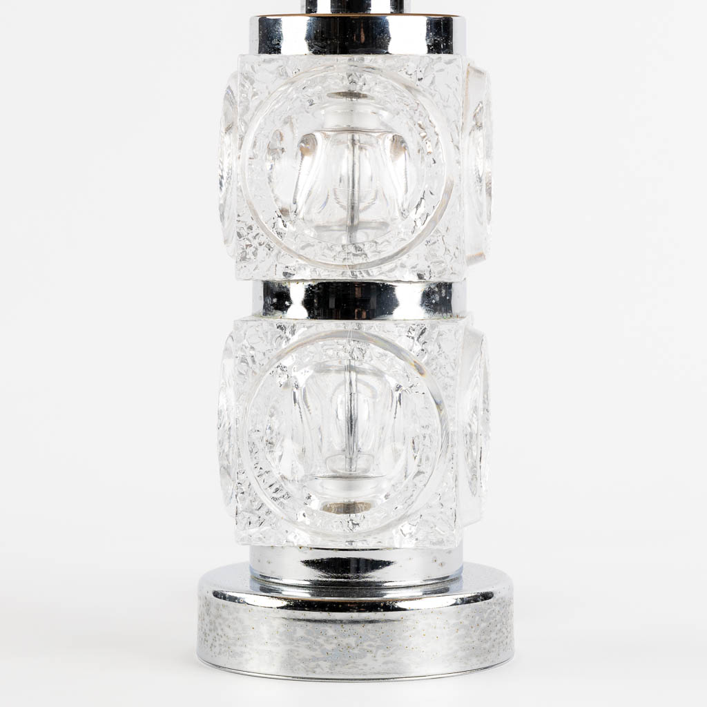 Een mid-century tafellamp, gechromeerd metaal en glas. Circa 1970. (H:37 x D:12,5 cm)