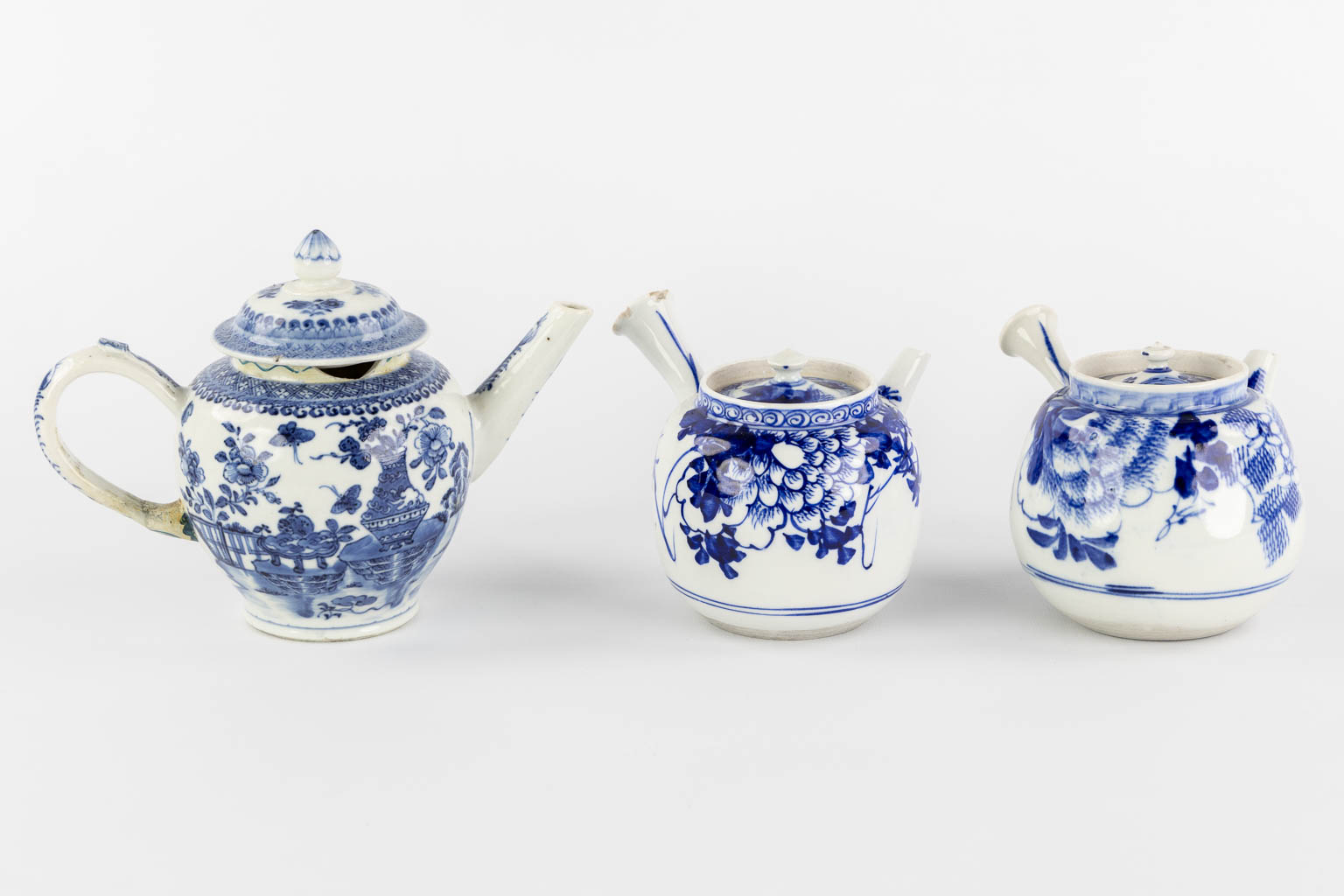 Drie Chinese en Japanse theepotjes, blauw-wit decor. (W:20 x H:14 cm)