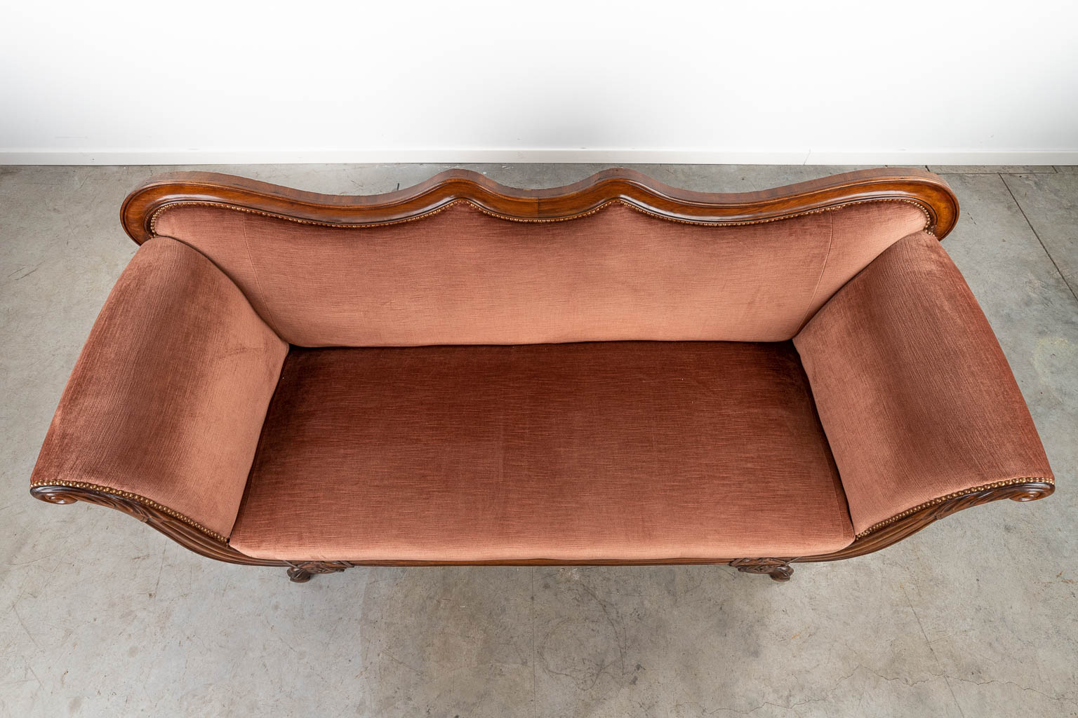 Een zetel afgewerkt met rode stof en gemaakt uit gesculpteerd hout in directoire stijl. (H:83cm)