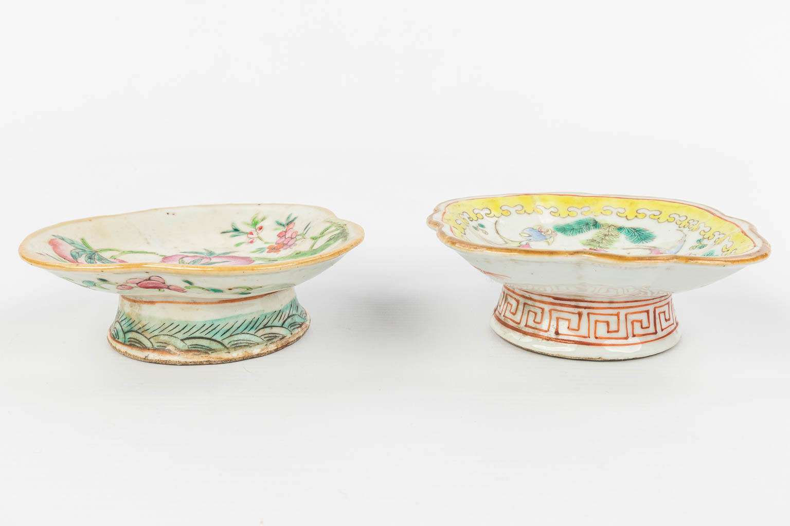 A collection of 2 Oriental bowls with images of peaches and fish. 19th century. (H:3,5cm)