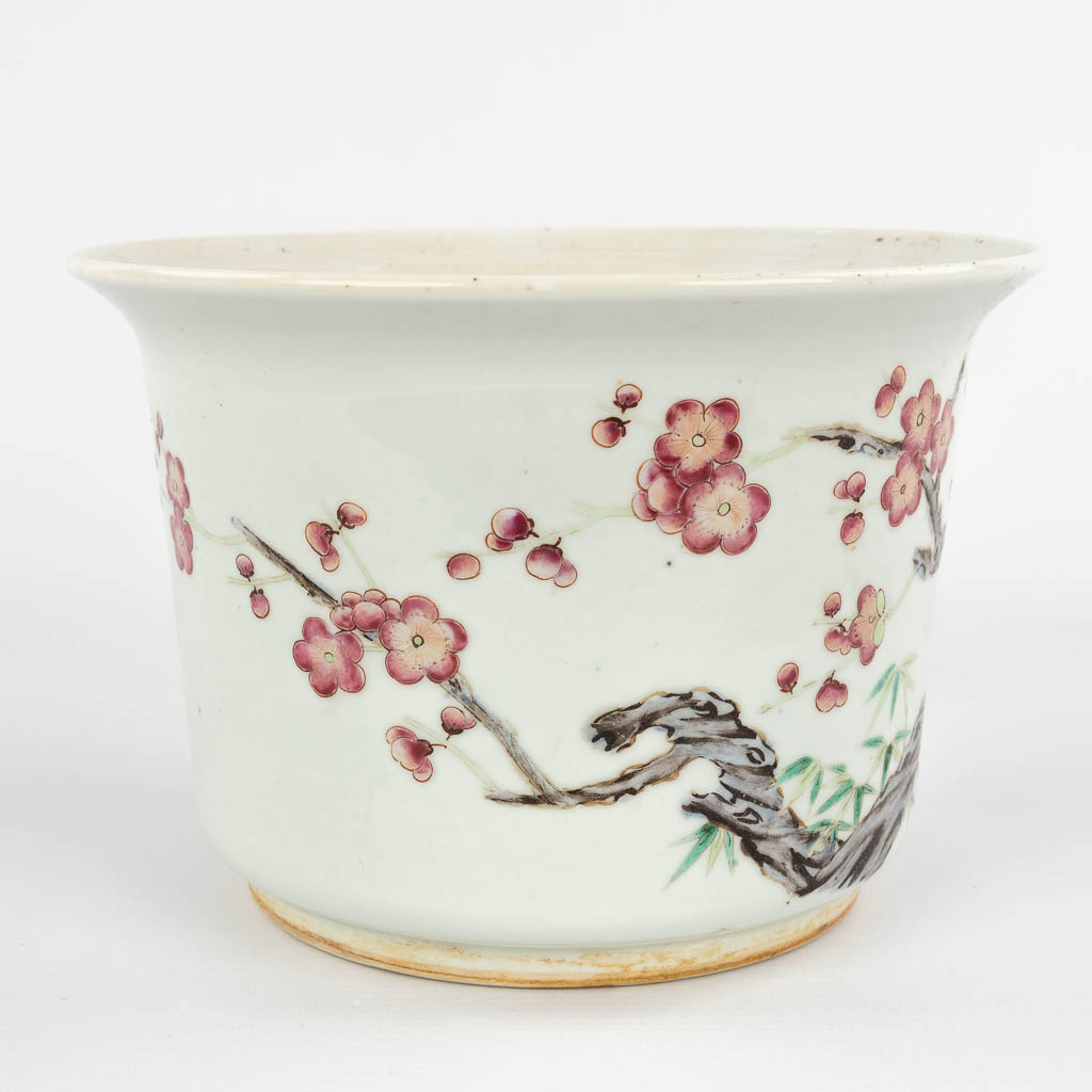 Een antieke Chinese cache-pot, decor van lentebloesems, 19de/20ste eeuw. (H:15,5 x D:22 cm)
