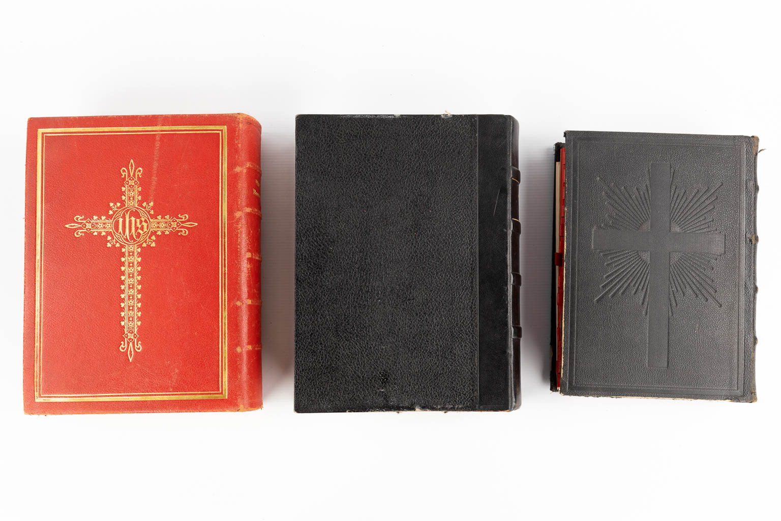 Drie Missale Romanum misboeken, 20ste eeuw. (D:6 x W:24 x H:32 cm)