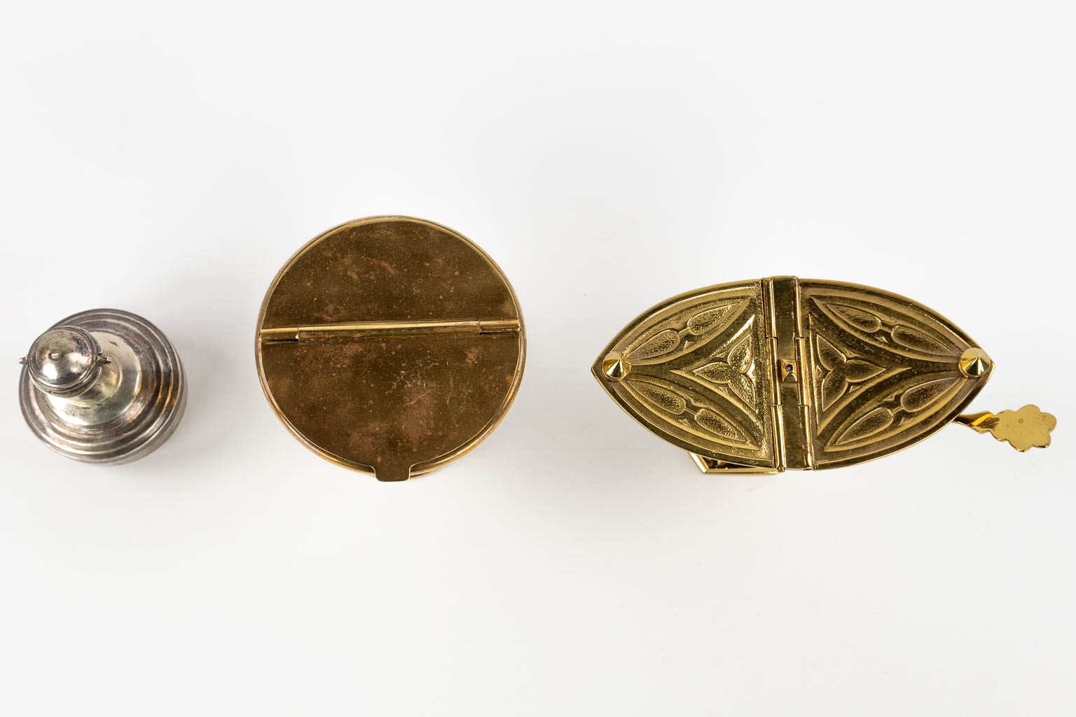 Een collectie Lithurgische accessoires. 20ste eeuw. (H:34 x D:16 cm)