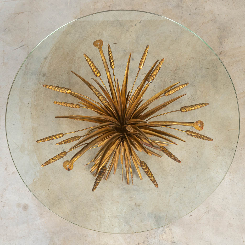 Een mid-century salontafel gemaakt uit metalen korenaren en glazen blad. 