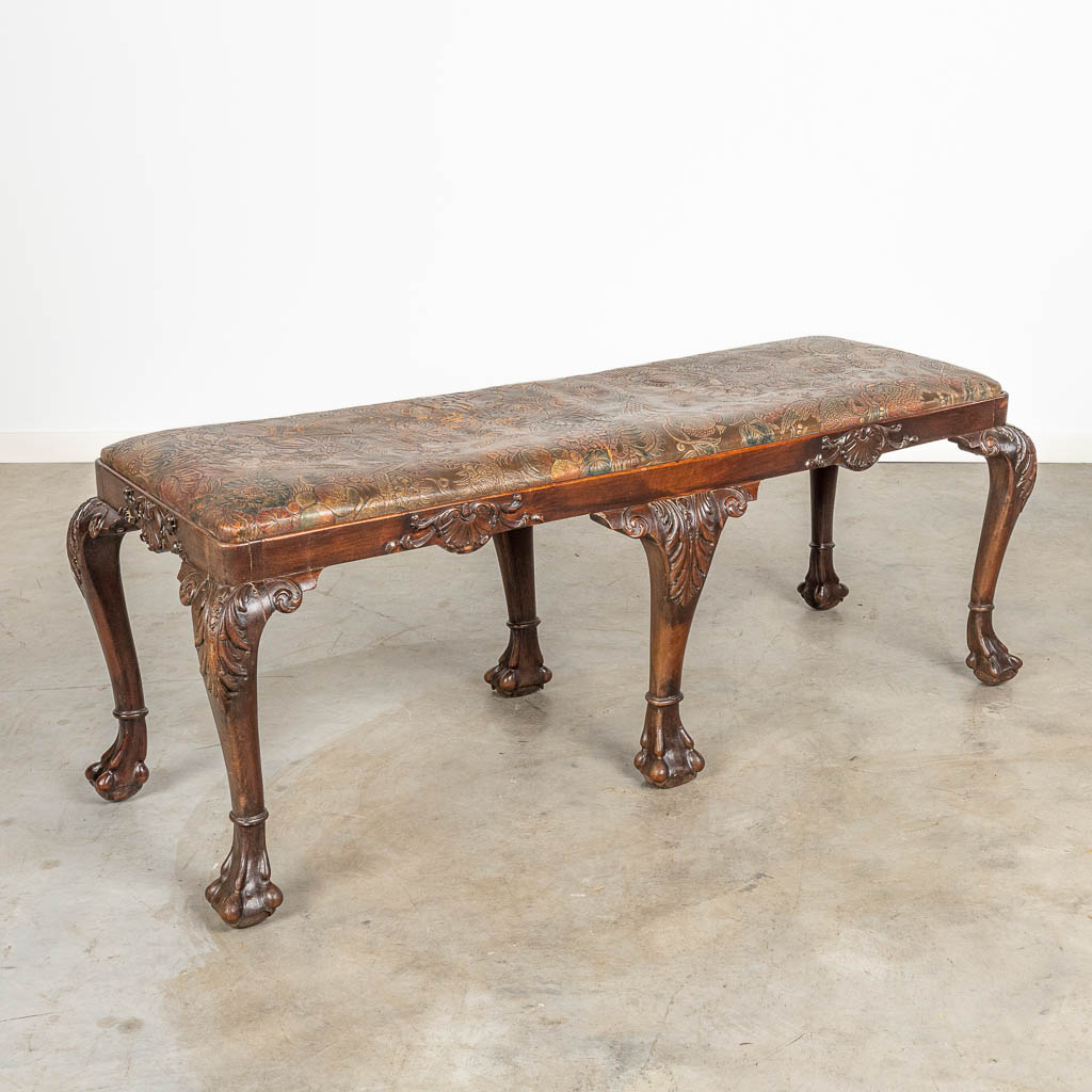 A piano bench in Chippendale style and the seat has been decorated with Cordoba-leather.
