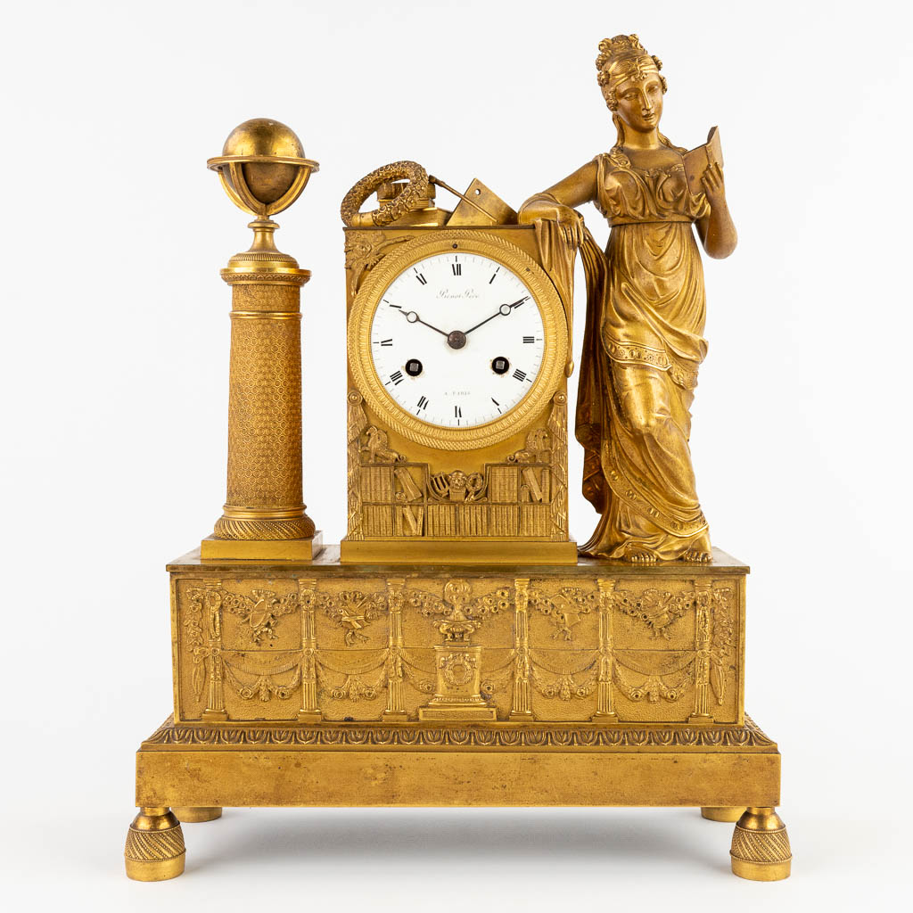 A mantle clock 'The Geographer' gilt bronze, empire. Picnot Père à Paris (D:13 x W:31 x H:41 cm)