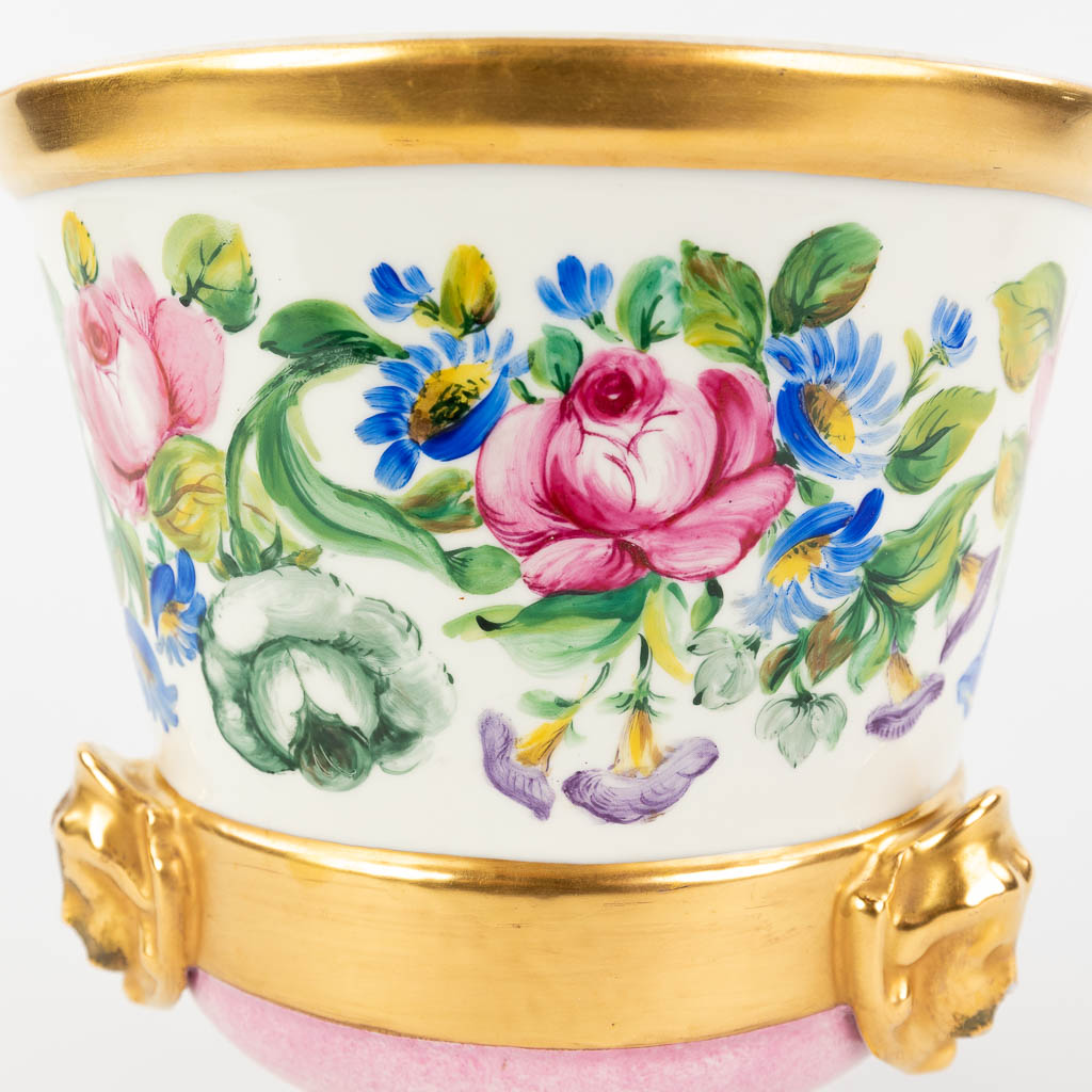 Een grote cache-pot, porselein met handgeschilderd bloemendecor. Atelier d