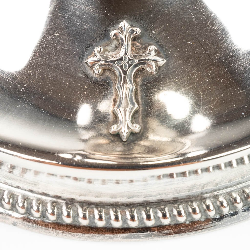 Een Franse neogotische zilveren kelk, met pateen en lepel. (H:21cm)
