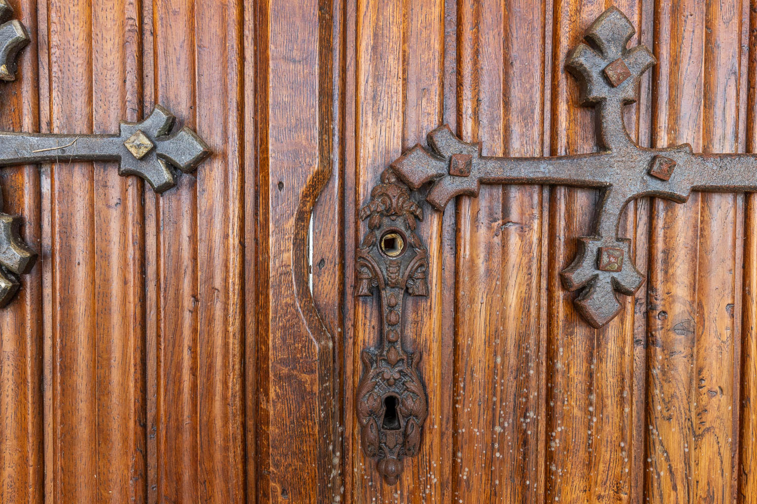 Two pairs of Gothic Revivial chapel doors with metal hardware. The first half of the 20th C. (W:150 x H:265 cm)