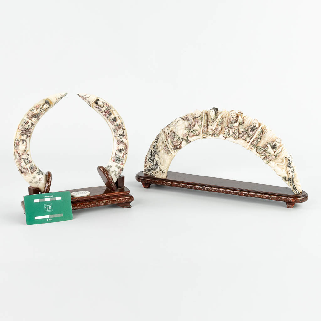 A collection of 2 sculptured horns or bone, mounted on a wood stand. (H:19cm)
