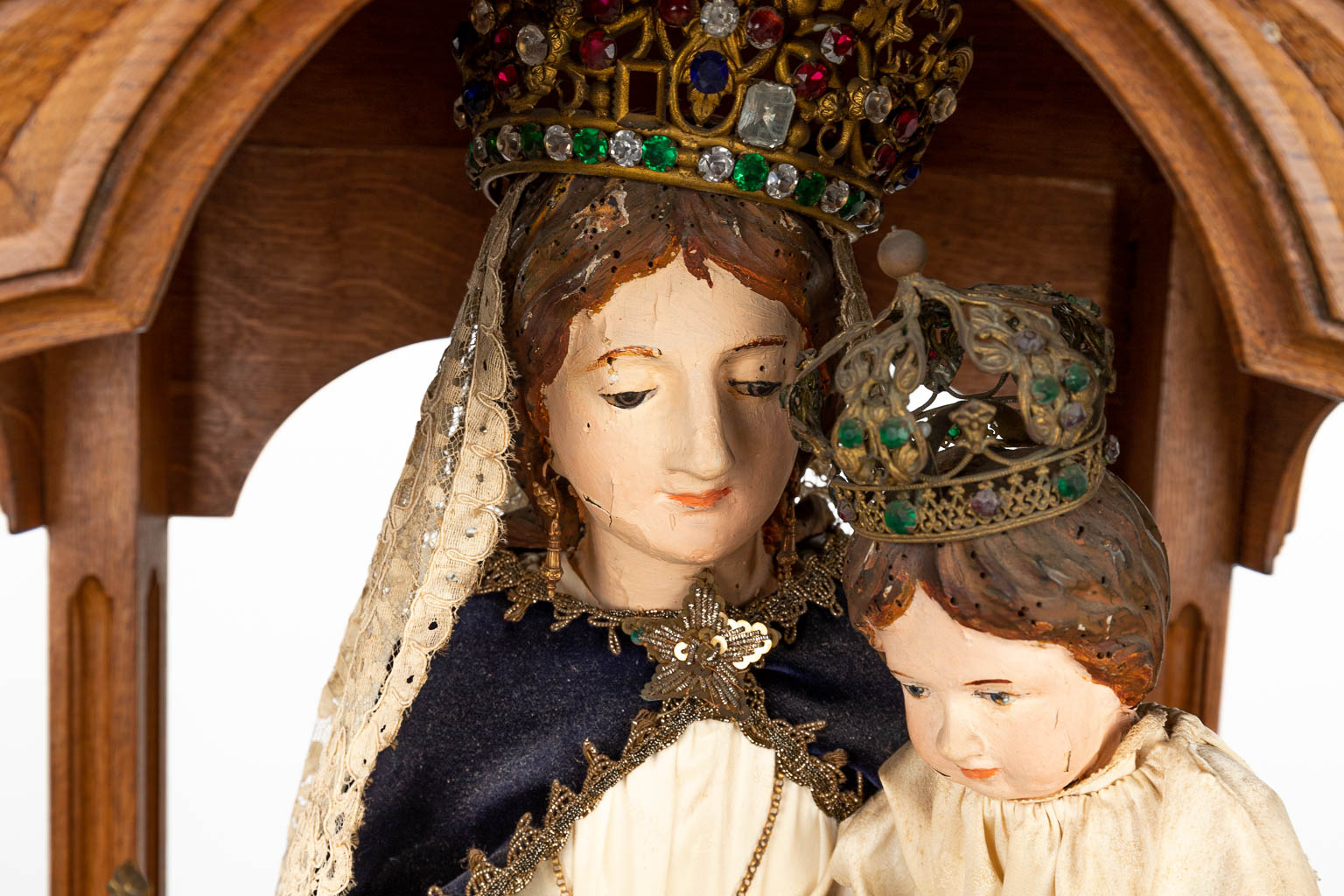 Een Onze Lieve Vrouw met kind, gemaakt uit gepolychromeerd hout, in een nis. 19de eeuw. (H:114cm)