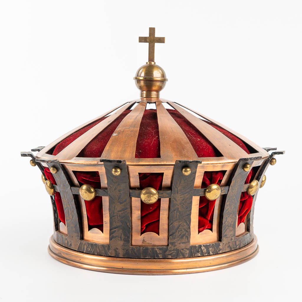 Een grote kroon gemaakt uit koper en metaal. 20ste eeuw. (H:34cm)