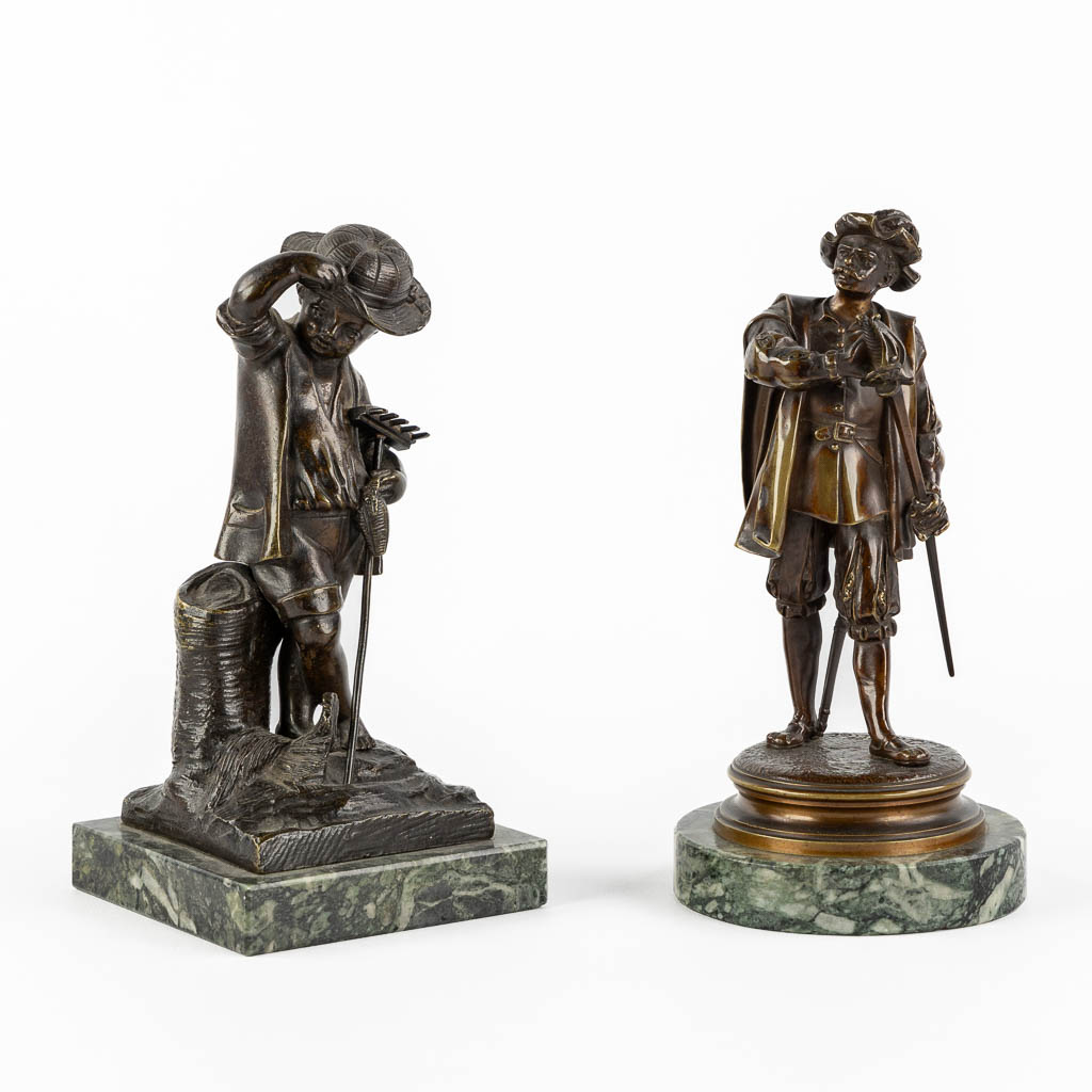 Twee decoratieve figuren, gepatineerd brons. Circa 1900. (H:20 x D:10 cm)