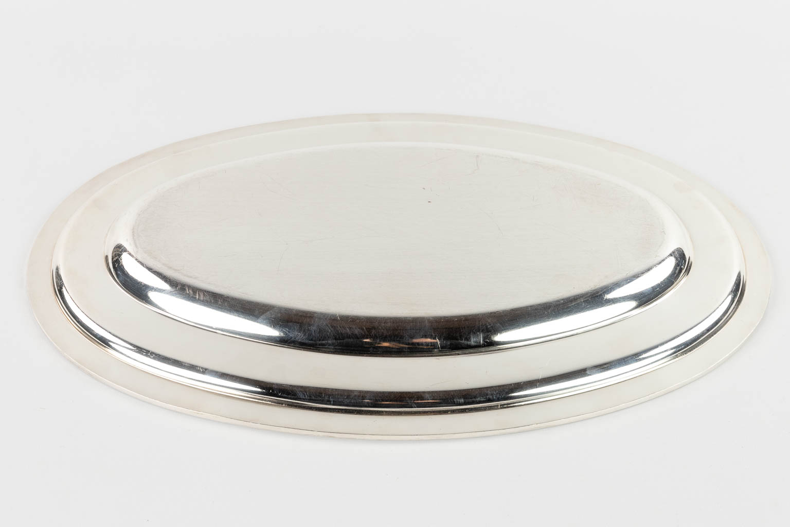 Sivar & Silvergros Gent, een collectie tafelaccesoires en serveergoederen, verzilverd metaal. (D:28 x W:45 cm)