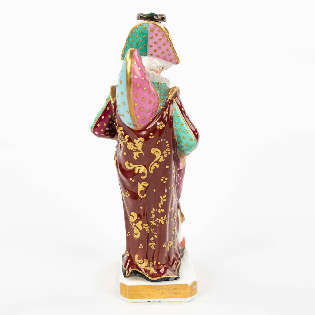 JACOB-PETIT (1796-1868) Een parfumfles in de vorm van een harlekijn, gemaakt uit porselein. (H:15,5cm)