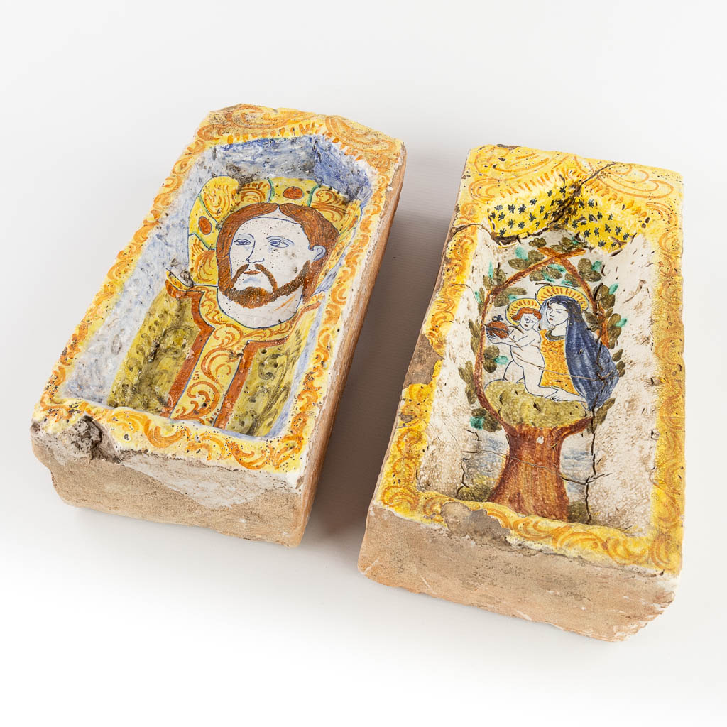 Twee nissen, geglazuurde terracotta met afbeelding van Madonna met kind en Christus. Zuid Europa. (D:9 x W:17 x H:37 cm)