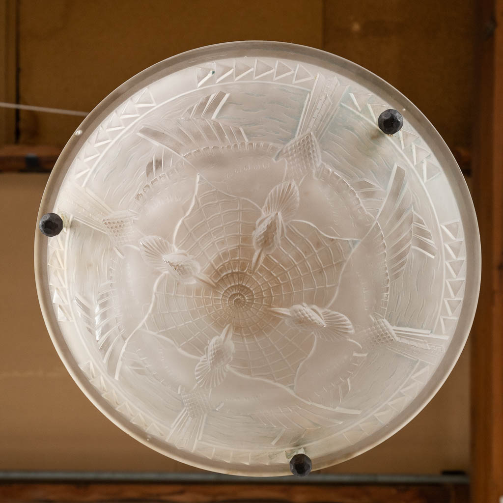 Viarmé, an art glass ceiling lamp, decor of birds, Art Deco. (D:35 cm)