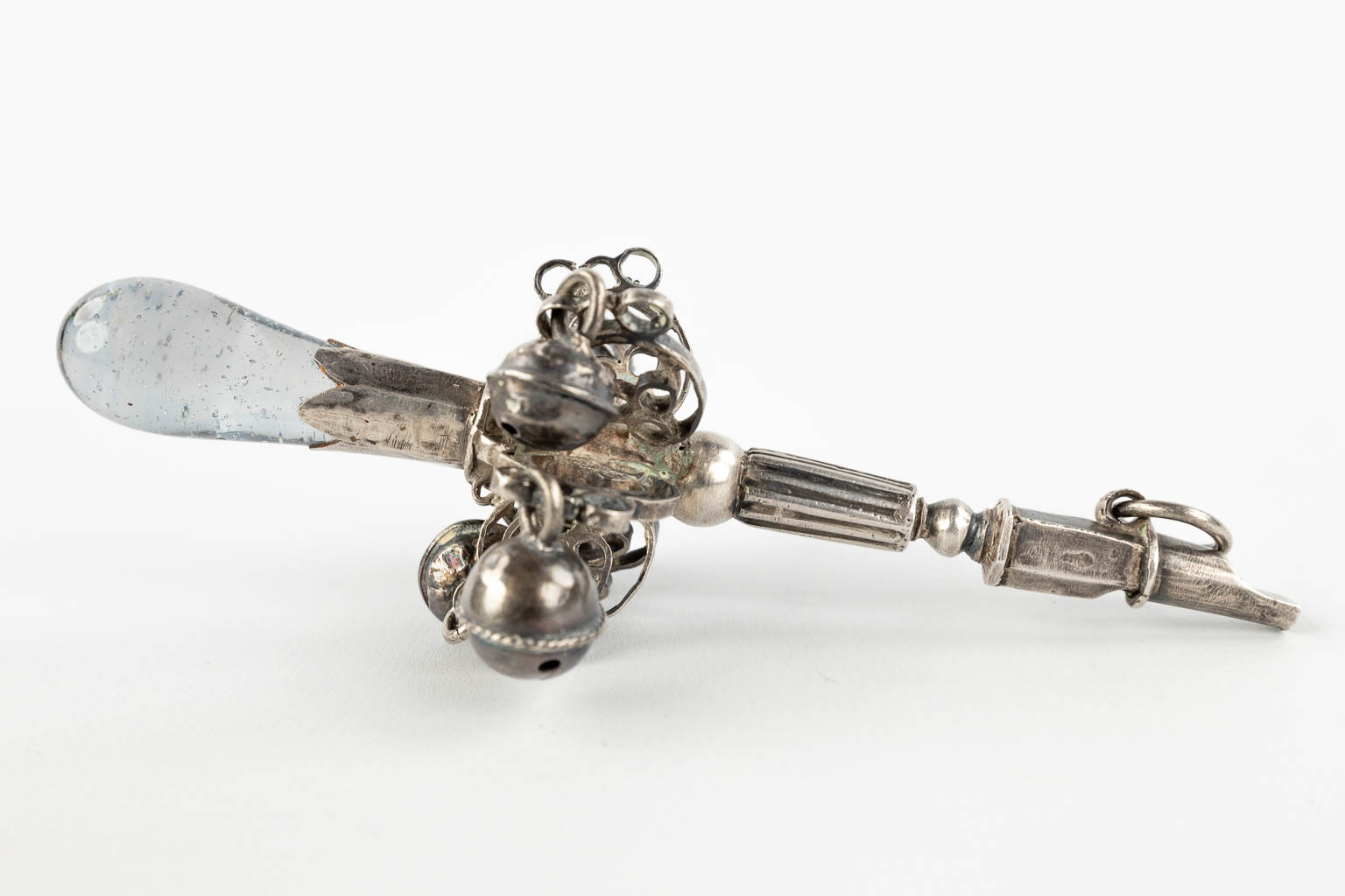 Een antieke Rammelaar en fluitje, zilver, Rijsel, Frankrijk. Circa 1760-1780. (W:13 cm)