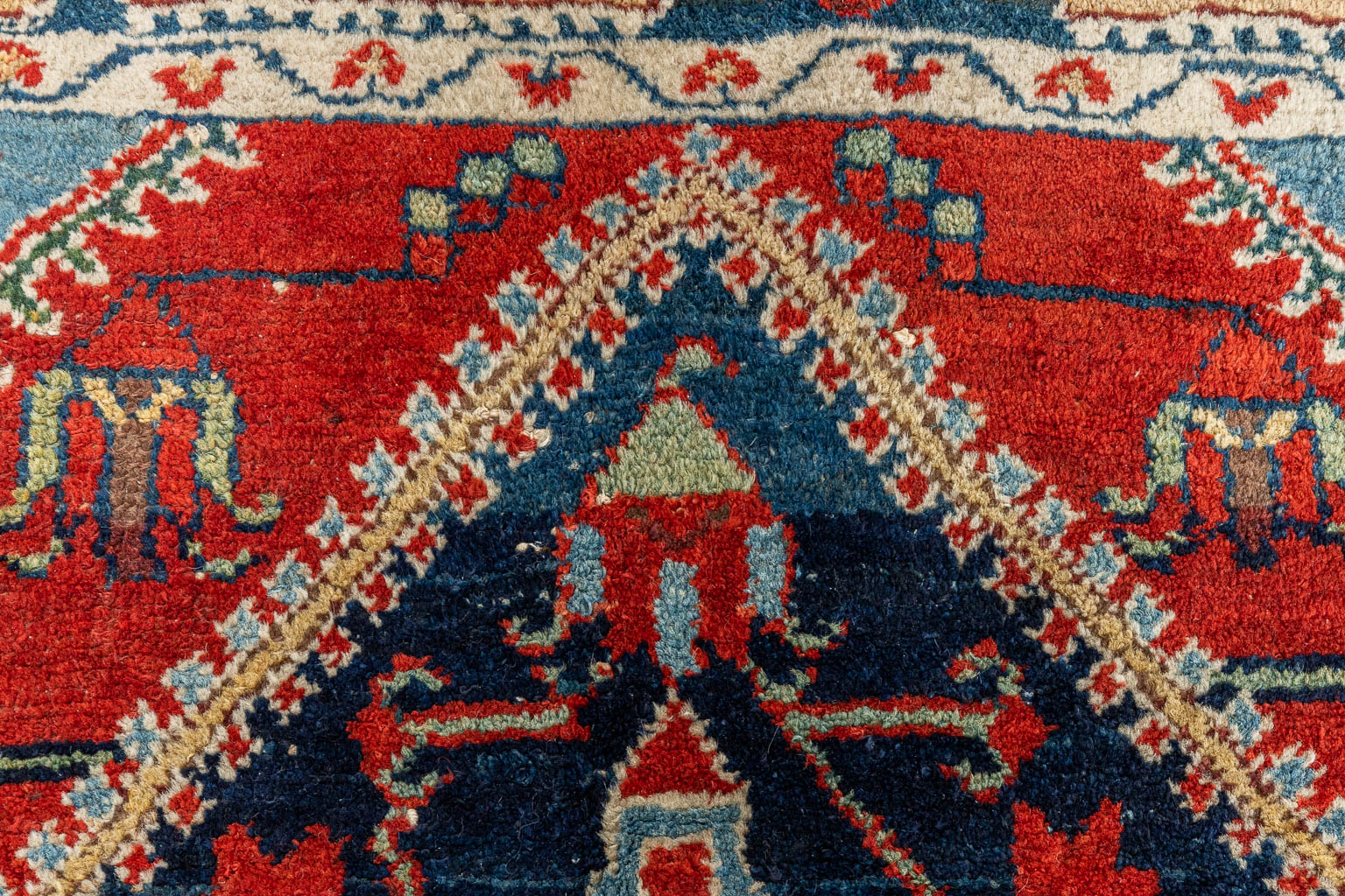 An Oriental hand-made carpet, Jozan Sarouk (D:190 x W:127 cm)