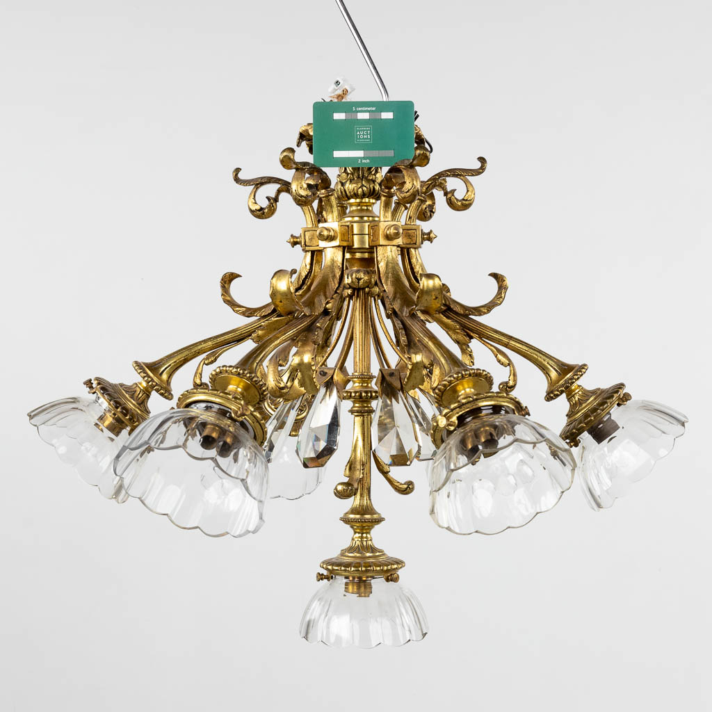 A ceiling lamp or Chandelier, bronze with cut crystal and 7 points of light. Circa 1900. (H:46 x D:57 cm)