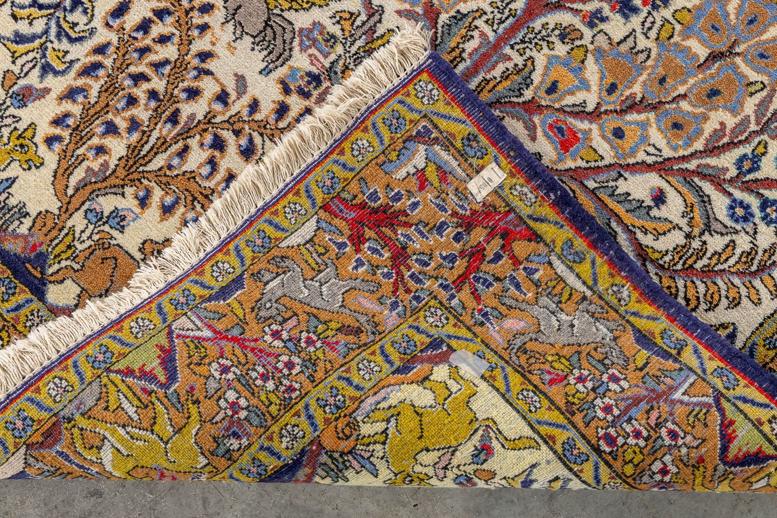 Twee Oosterse, handgeknoopte tapijten of bidtapijten. (L:175 x W:105 cm)