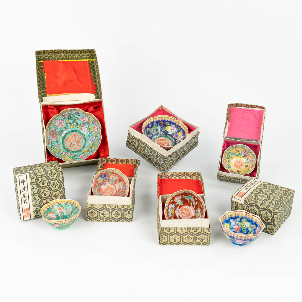 Lot 055 Een collectie van 7 Chinese schaaltjes gemaakt uit eierschaalporselein met handgeschilderd decor. Periode Republiek. (H:6cm)