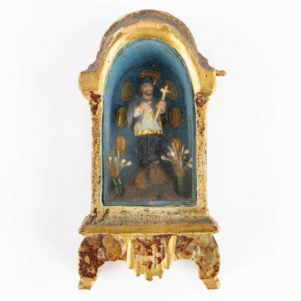 11 stuks devotionalia, 19de eeuw. Meerschuim sculpturen, Heilig harten e.a. (W:23 x H:31 cm)