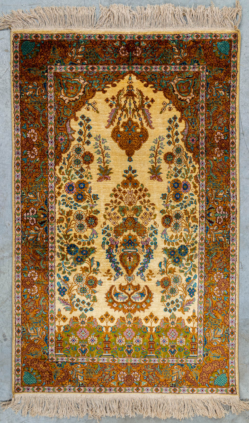 Een Oosters handgeknoopt tapijt, gemaakt in Kashmir, India. (118 x 75 cm)
