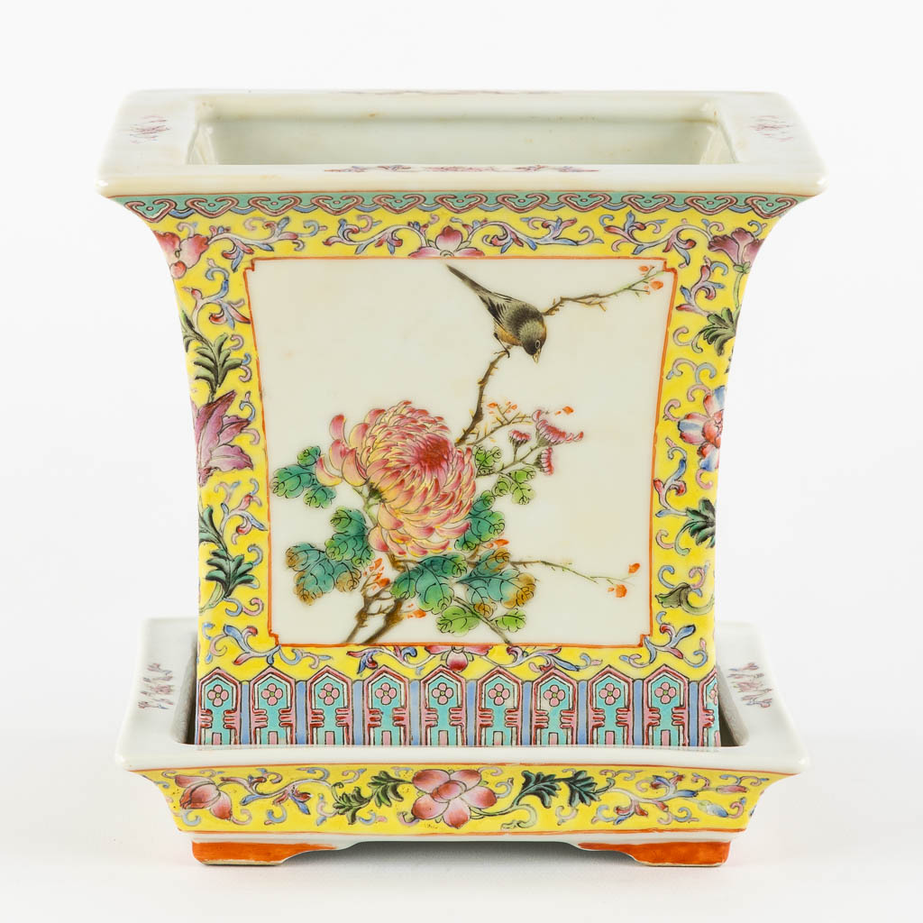 Een Chinese Famille Rose cache pot met decor van fauna en flora. (L:18 x W:18 x H:17,5 cm)