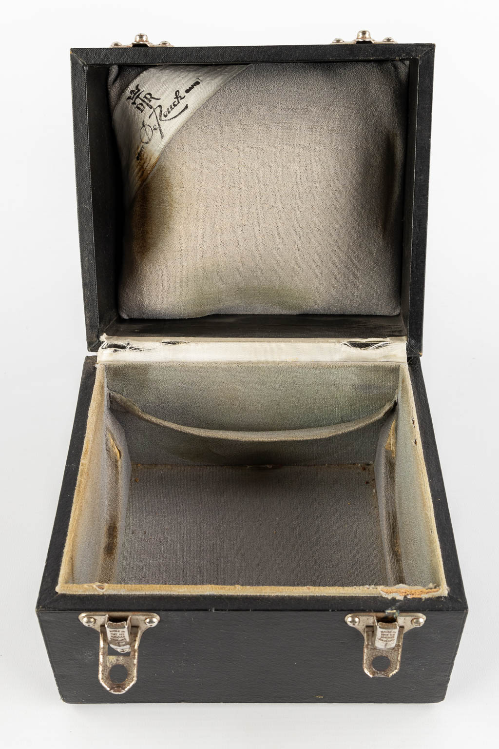 De Reuck, Ghent, a silver chalice and box. 900/1000. 658g. 1949. (H:17 x D:13,5 cm)