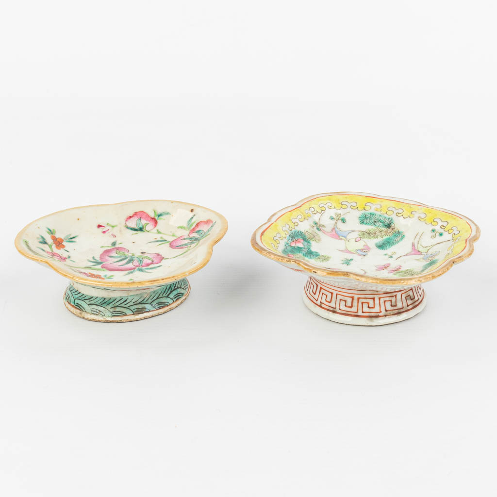 Lot 067 A collection of 2 Oriental bowls with images of peaches and fish. 19th century. (H:3,5cm)