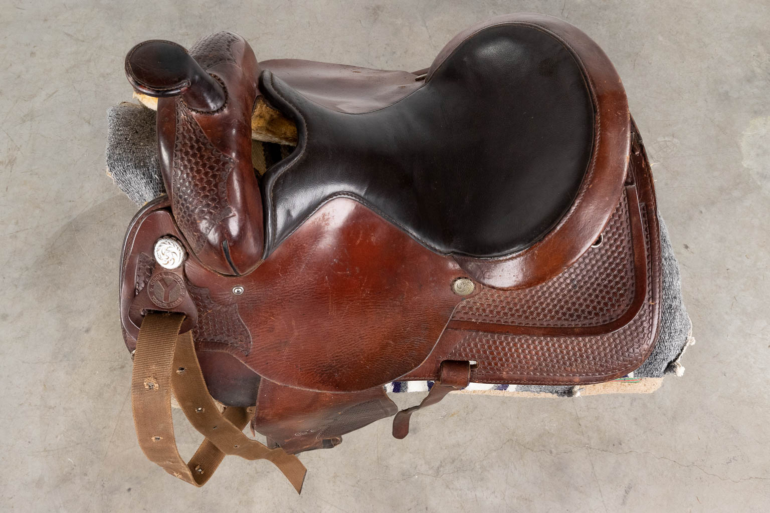 Circle Y Brand Yoakum Texas, a saddle made of leather, leg protectors and a lasso (D:60 x W:70 x H:100 cm)