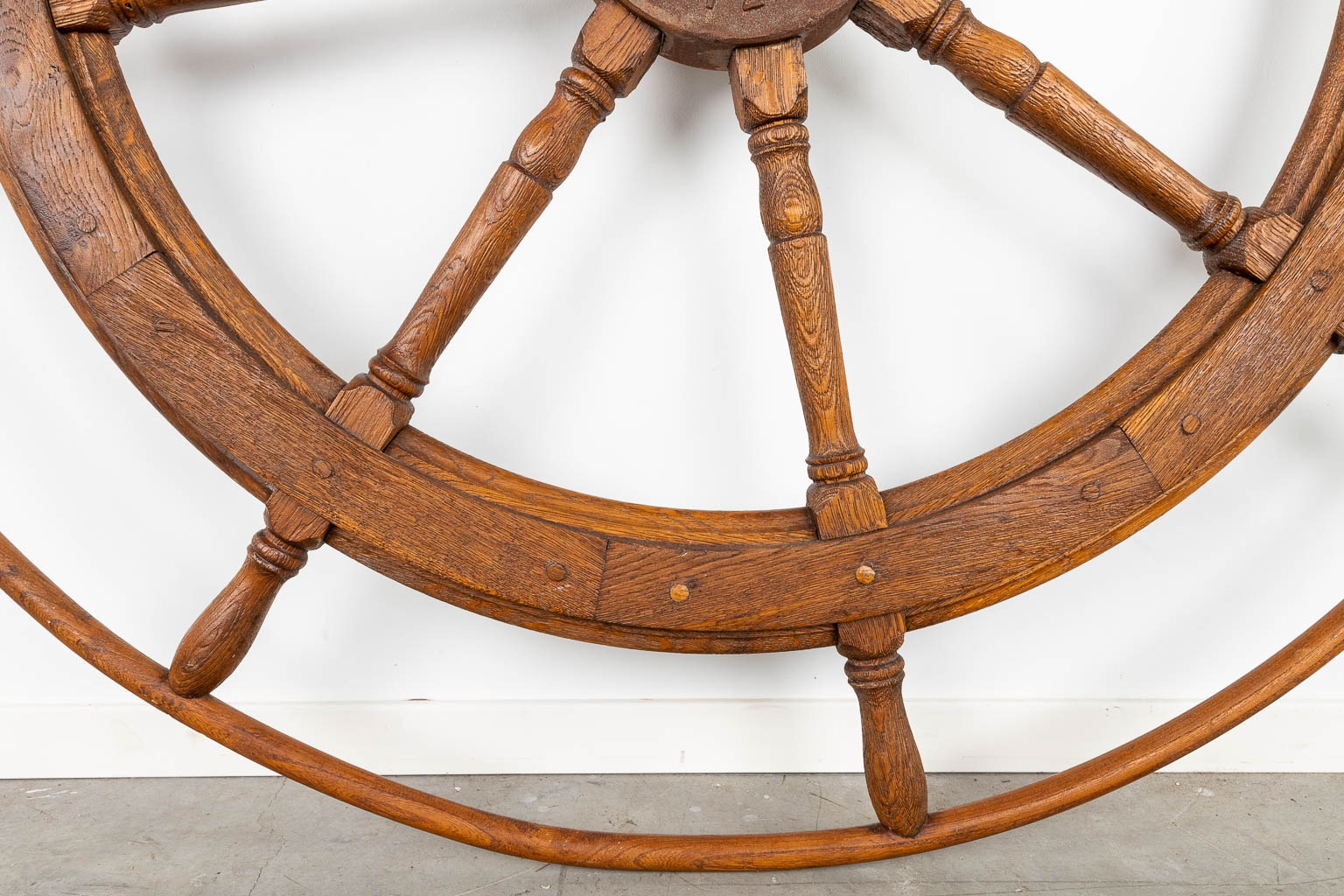 Een groot stuurwiel voor een schip, gemaakt uit hout. (D:151 cm)