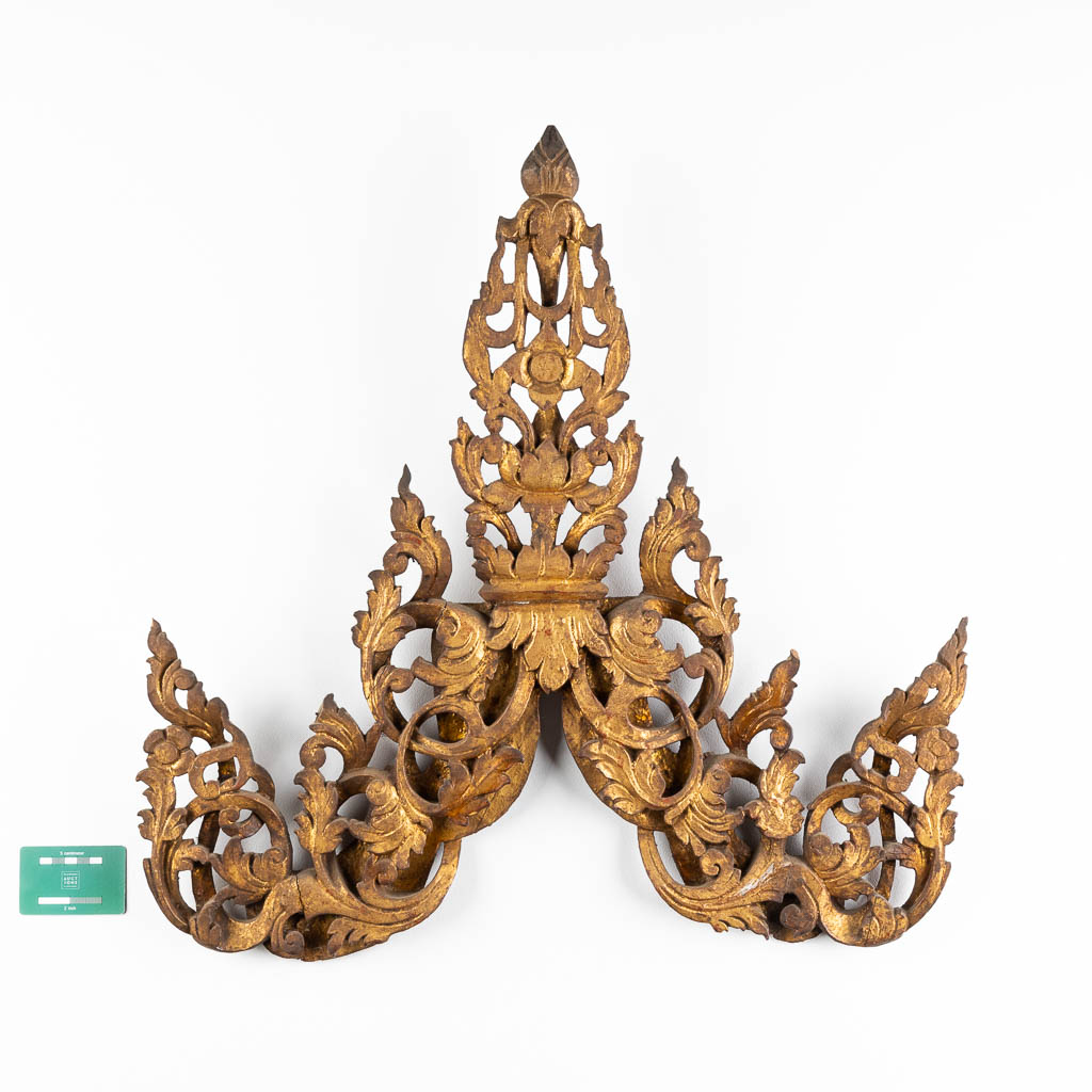 Een Oosters houtsnijwerk, waarschijnlijk Bali, 19de eeuw. (W:65 x H:66 cm)