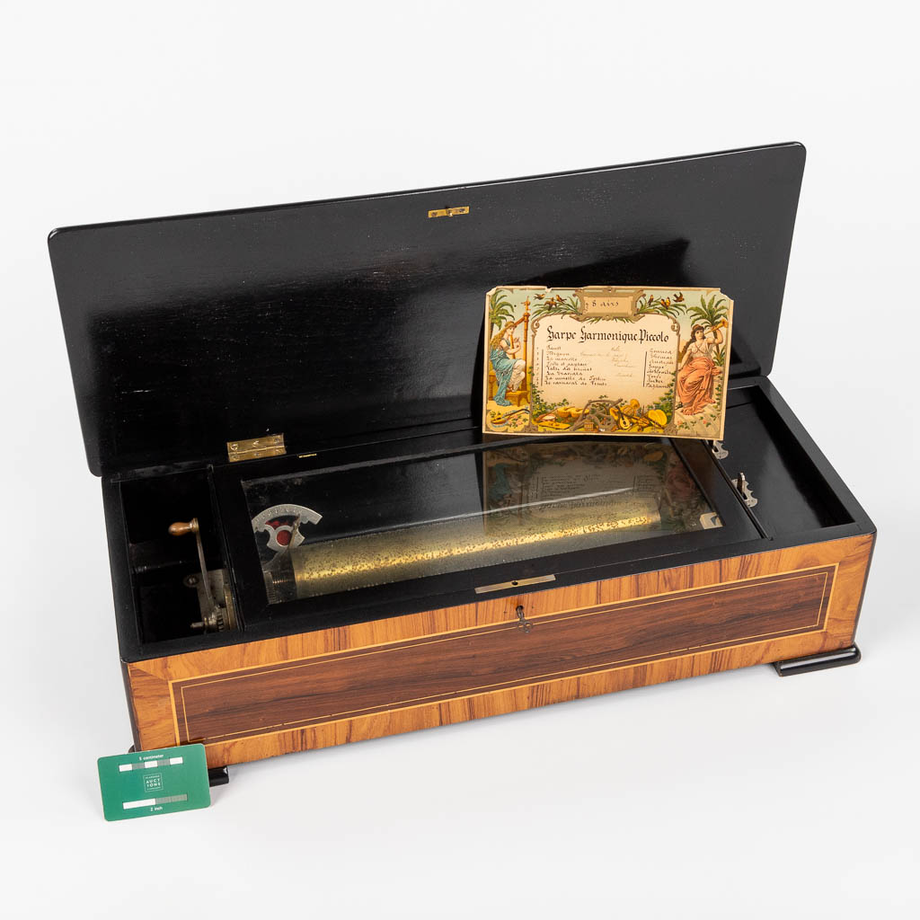An antique music box 'Harpe Harmonique Piccolo' with roll and 8 different songs. (D:25 x W:65 x H:17 cm)